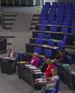 Das Bild zeigt eine Szene aus dem Deutschen Bundestag. Die Abgeordneten sitzen an ihren Plätzen und hören zu.