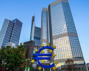 Das Bild zeigt das Gebäude der Europäischen Zentralbank in Frankfurt. 