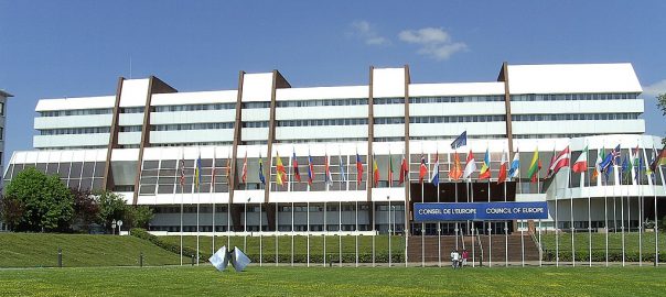 Das Bild zeigt das Gebäude des Europarats in Straßburg.